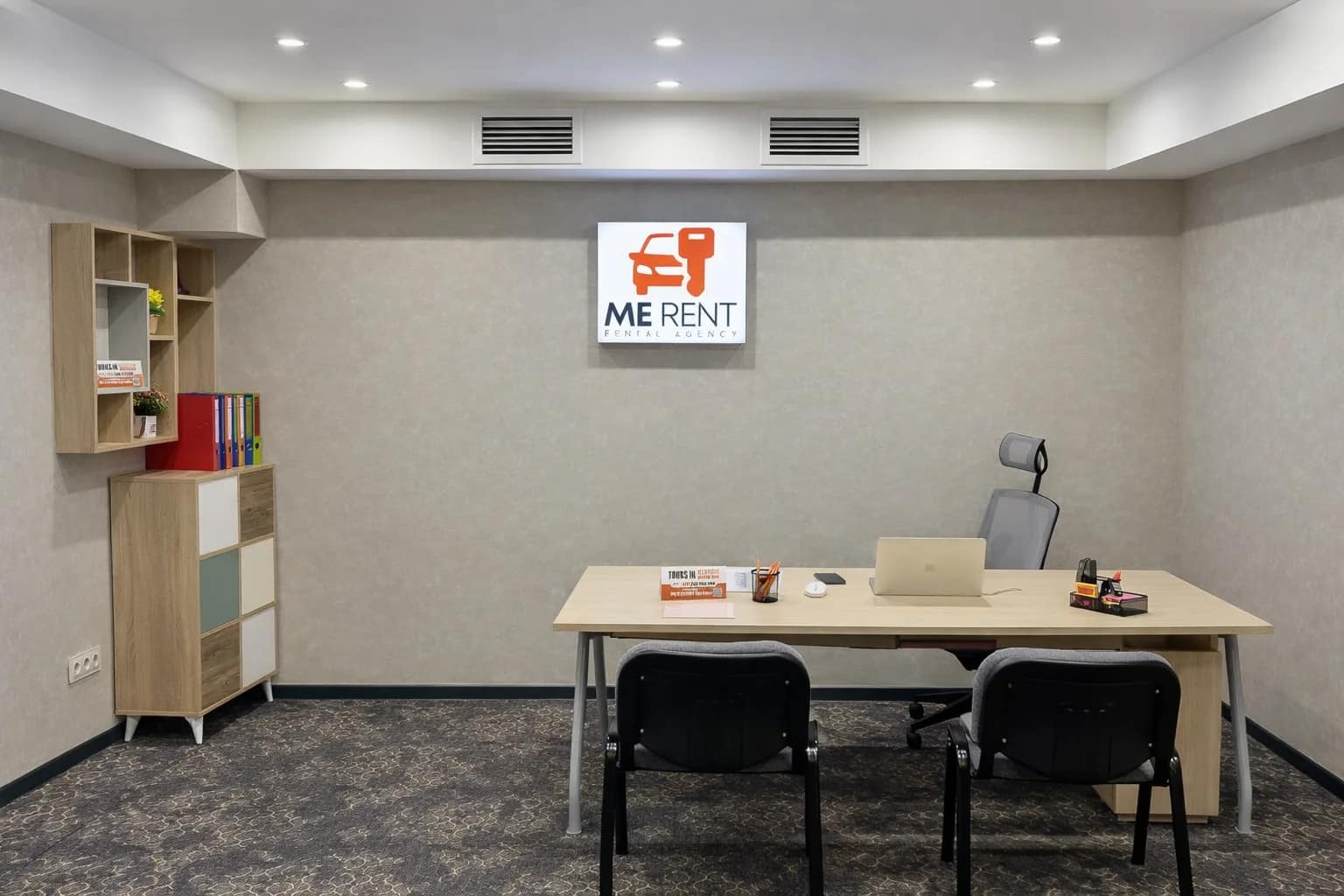 Логотип merent на фасаді будівлі — бренд прокату автомобілів