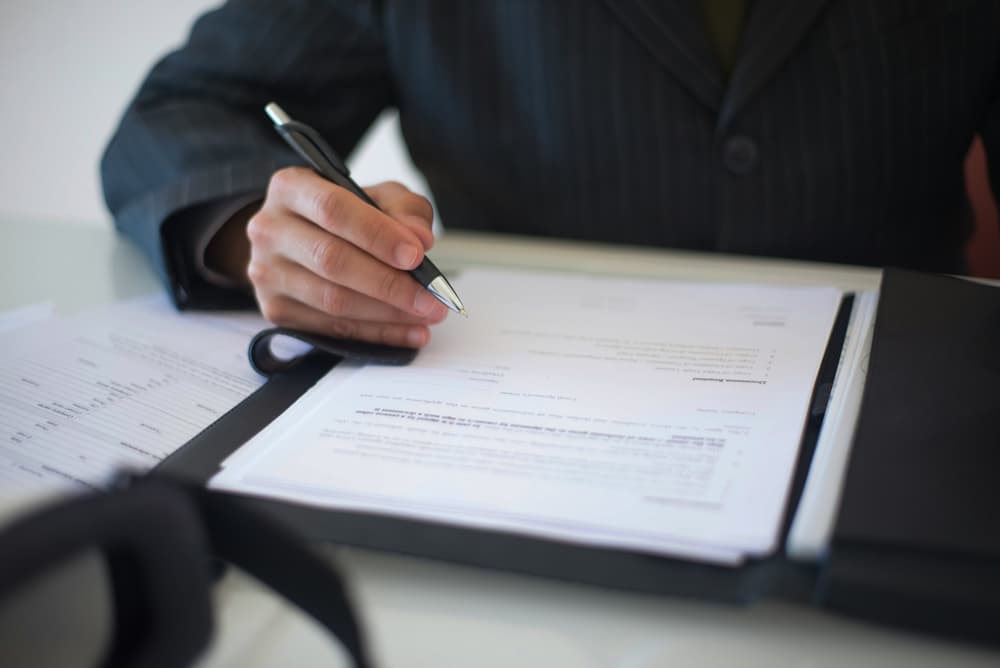 პასპორტი და მართვის მოწმობა მაგიდაზე — დოკუმენტები ავტომობილის ქირაობისთვის საქართველოში