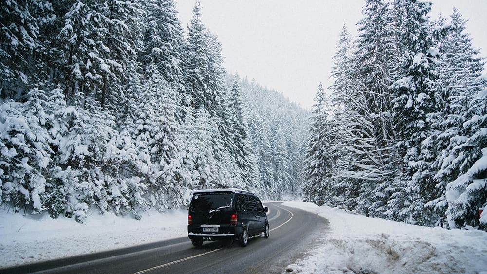 ავტომობილი ზამთრის გზაზე გუდაურში — ზამთრის მოგზაურობა საქართველოს სათხილამურო კურორტებზე